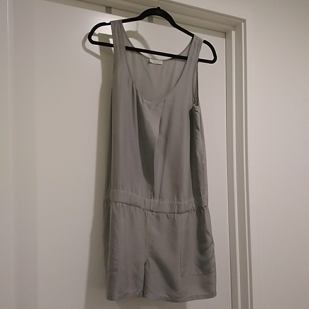 ▫️(EUC) 100% Silk Hinge Grey Romper▫️